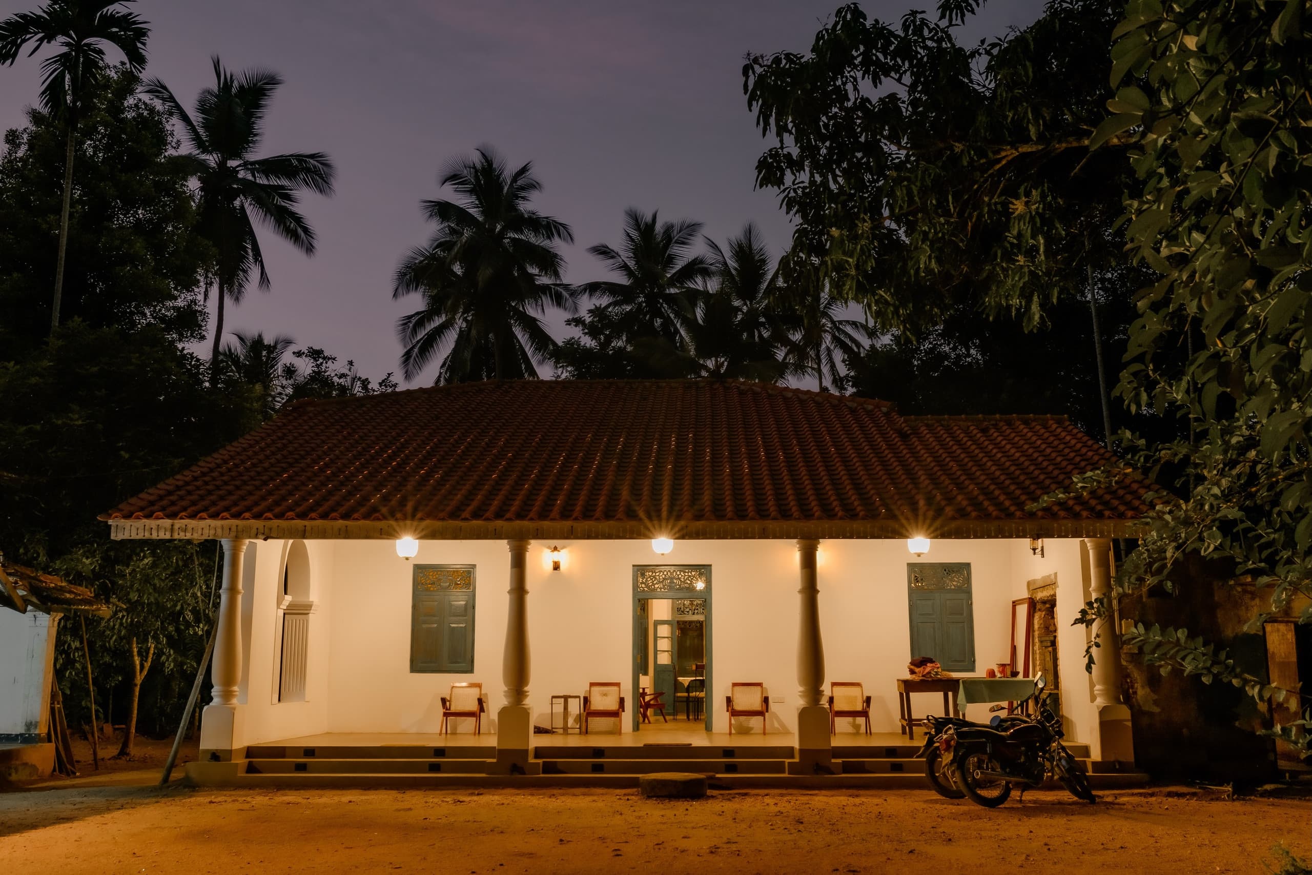 The lamp-lit verandah of Dadakire Walawwa at night